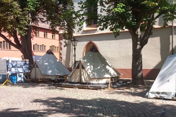 Camp oder Camping auf dem Rathausplatz?